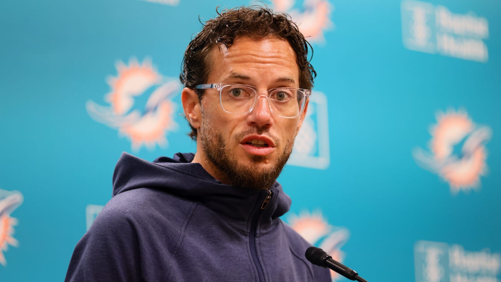Mike McDaniel signs extension with Dolphins