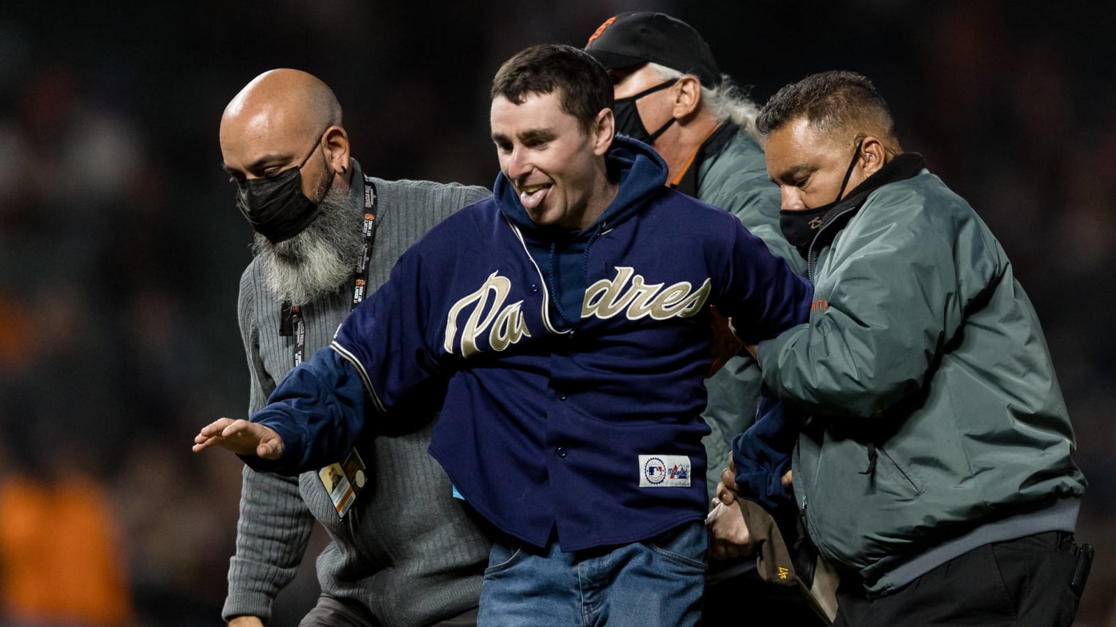 Fan interrupts Monday's Mets-Giants game, pretends to pitch