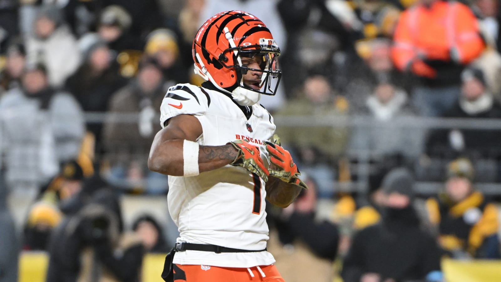 Maxx Crosby Sends 4-Word Message on Bengals Star Ja&#39;Marr Chase on Saturday Night