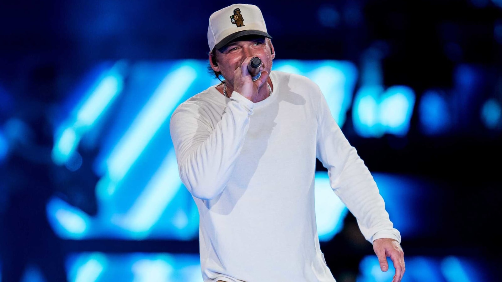 Country music superstar Morgan Wallen pays homage to Tennessee Vols legend at concert
