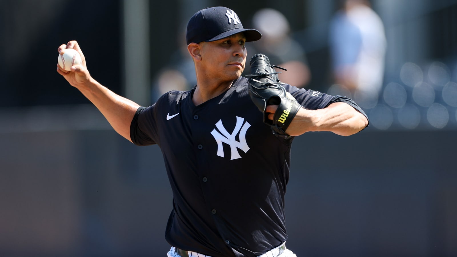 Yankees select right-hander's contract amid rotation injuries