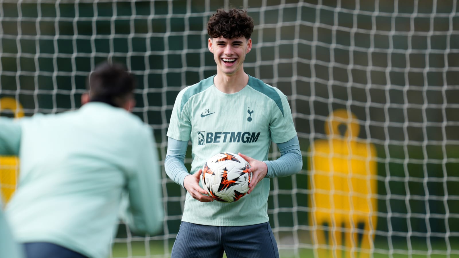 Rising Tottenham star leaves Aaron Lennon ‘shocked’; backed to shine in midfield role