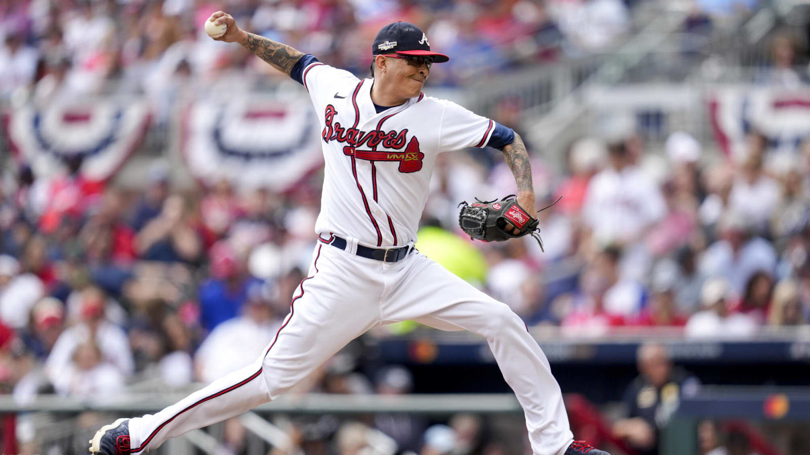Braves re-sign reliever Jesse Chavez
