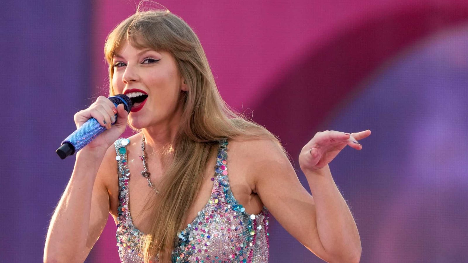Taylor Swift and Hailee Steinfeld as NFL Look-a-Likes?