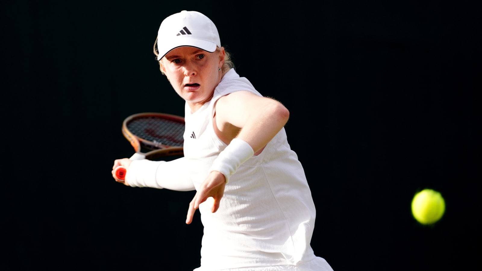 Watch: Shock scenes as Francesca Jones collapses mid-match in Bogota, taken off court in wheelchair