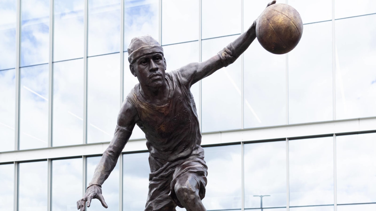 Philadelphia 76ers News: The 1 Big Reason Why Allen Iverson’s Statue is ‘Small’, Revealed