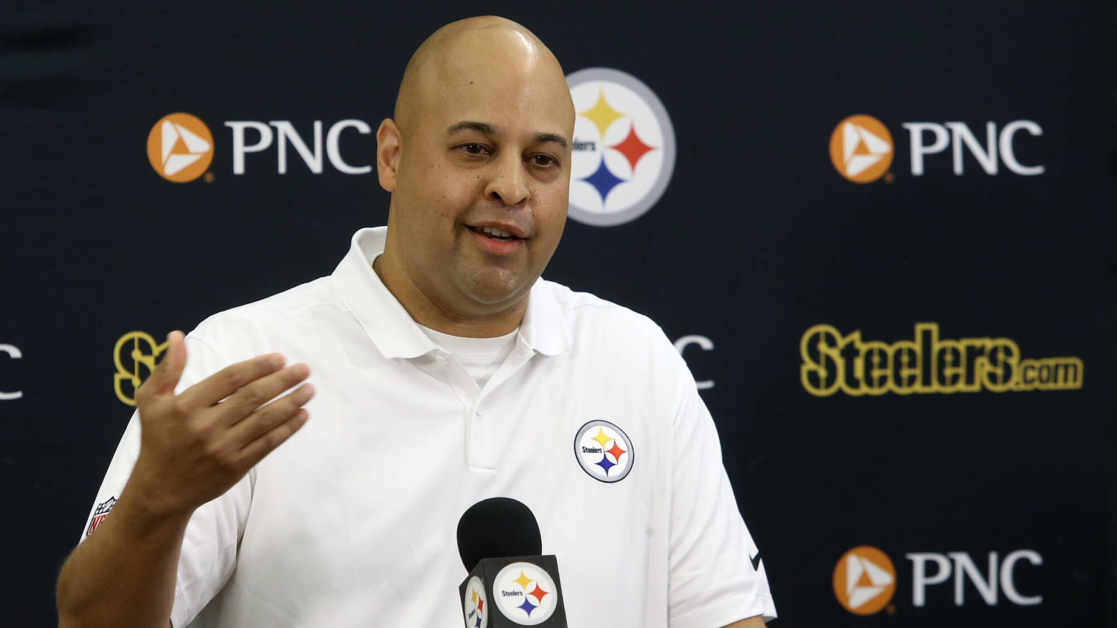 Steelers&#39; Omar Khan does his best to keep trade talks a secret on national TV