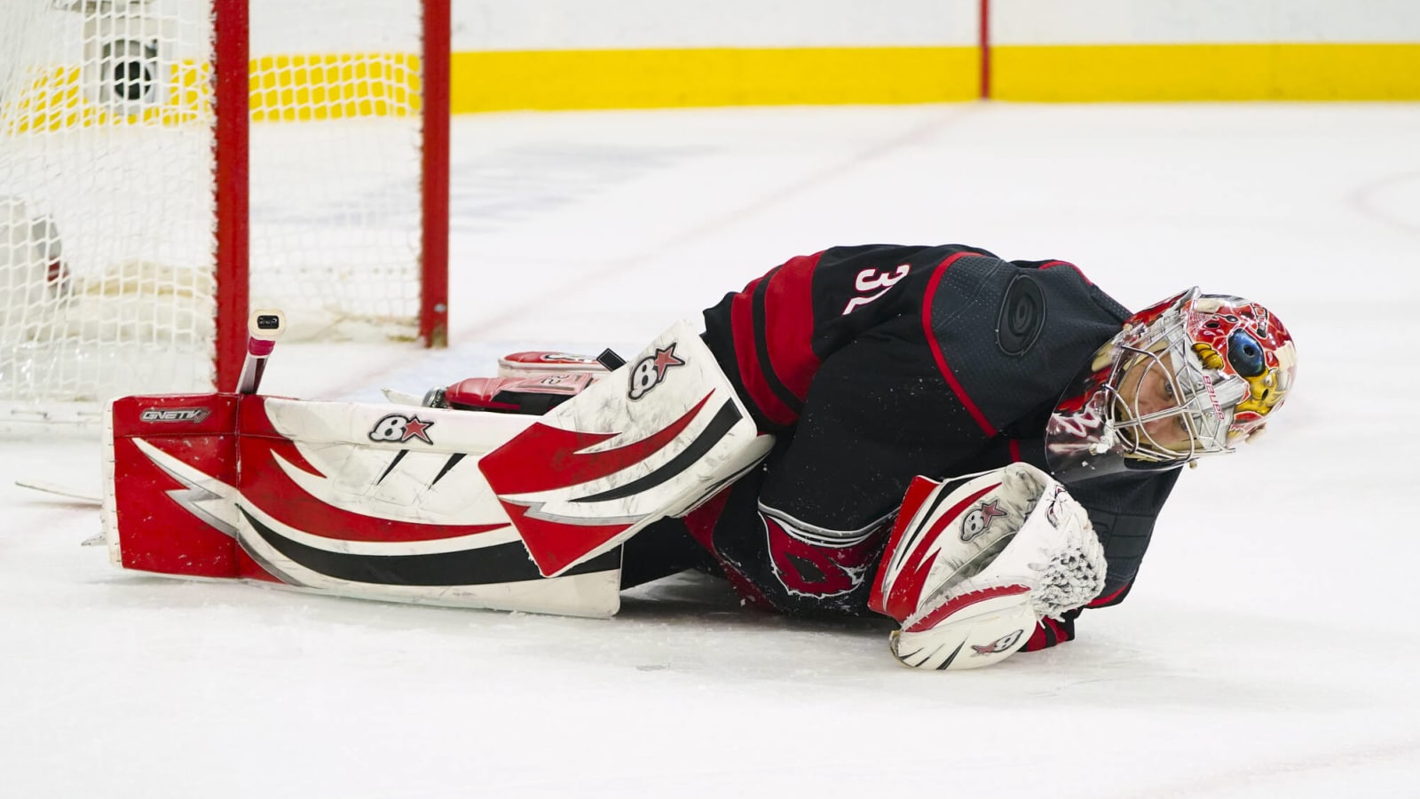 Hurricanes' Raanta leaves Game 7 with lower body injury