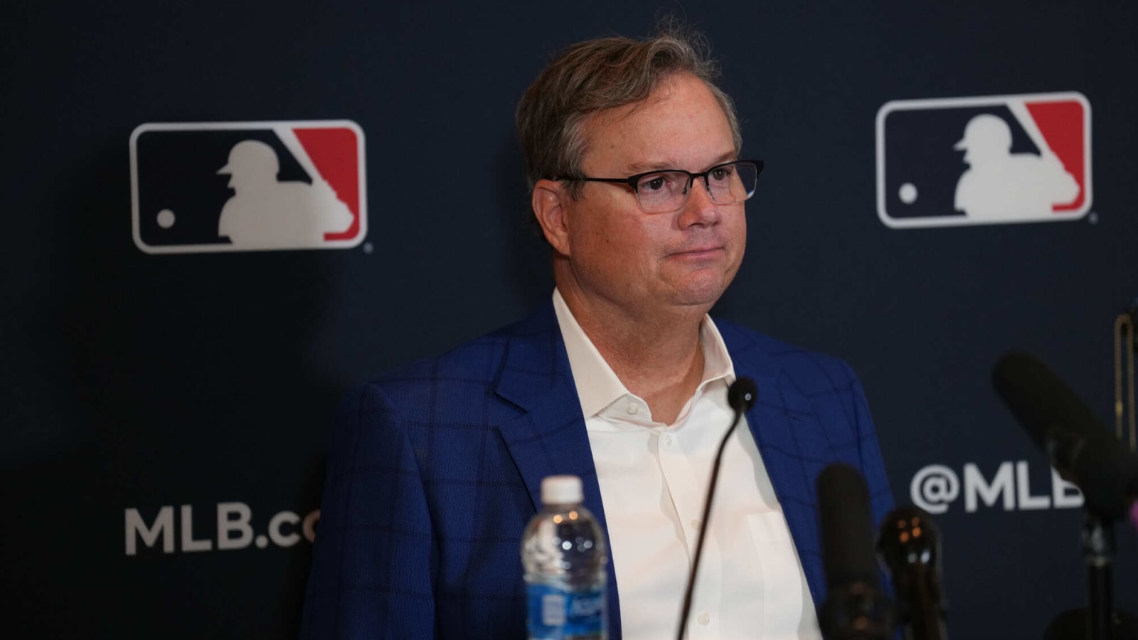 Padres sign manager to two-year contract extension
