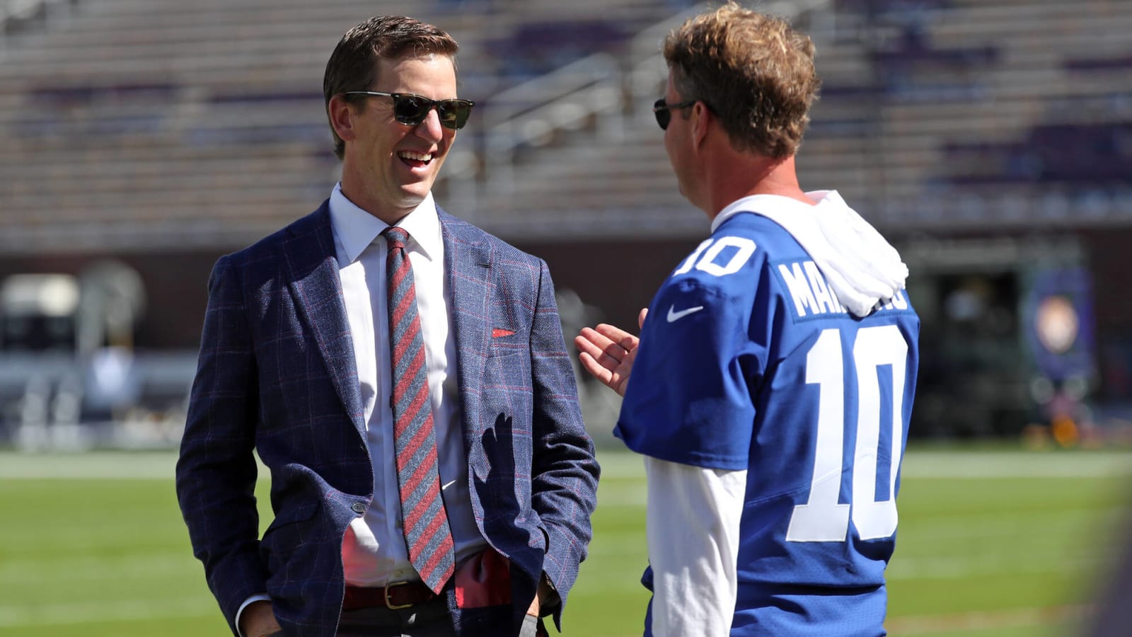 Philly gives Eli Manning 'double-bird' welcome ahead of playoff game