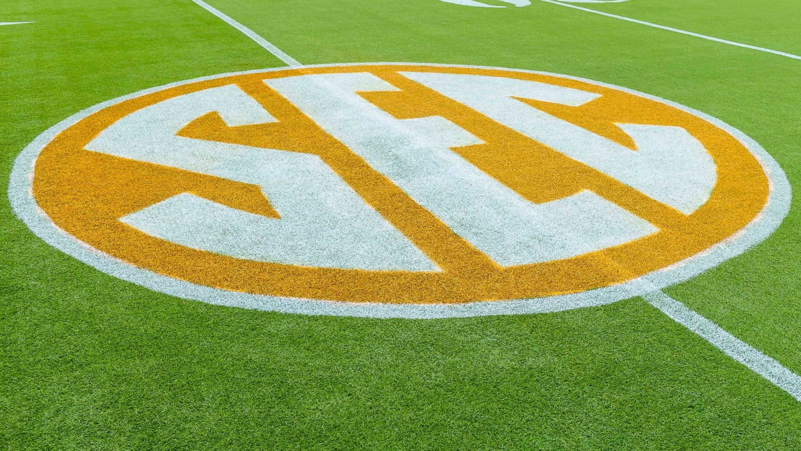 How many conferences play major college football?