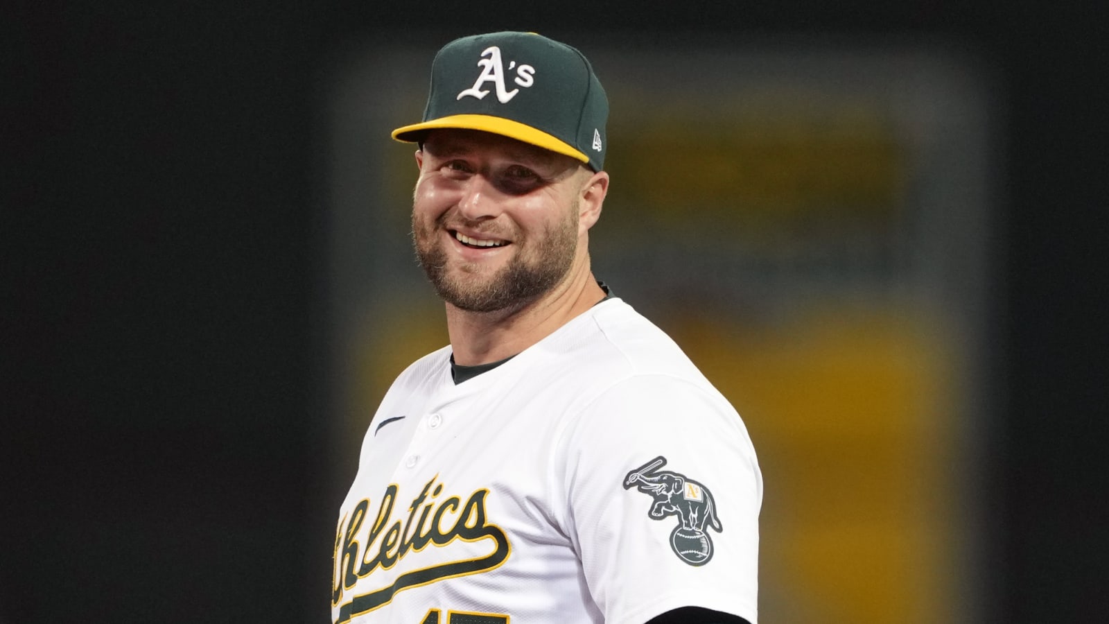 Athletics avoid arbitration with veteran OF