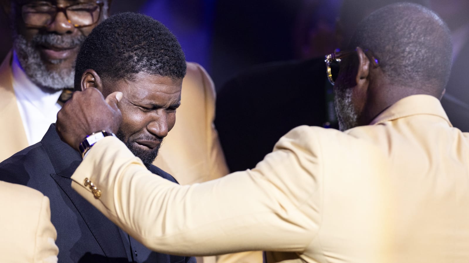 Watch: Bears icon gets emotional during HOF induction