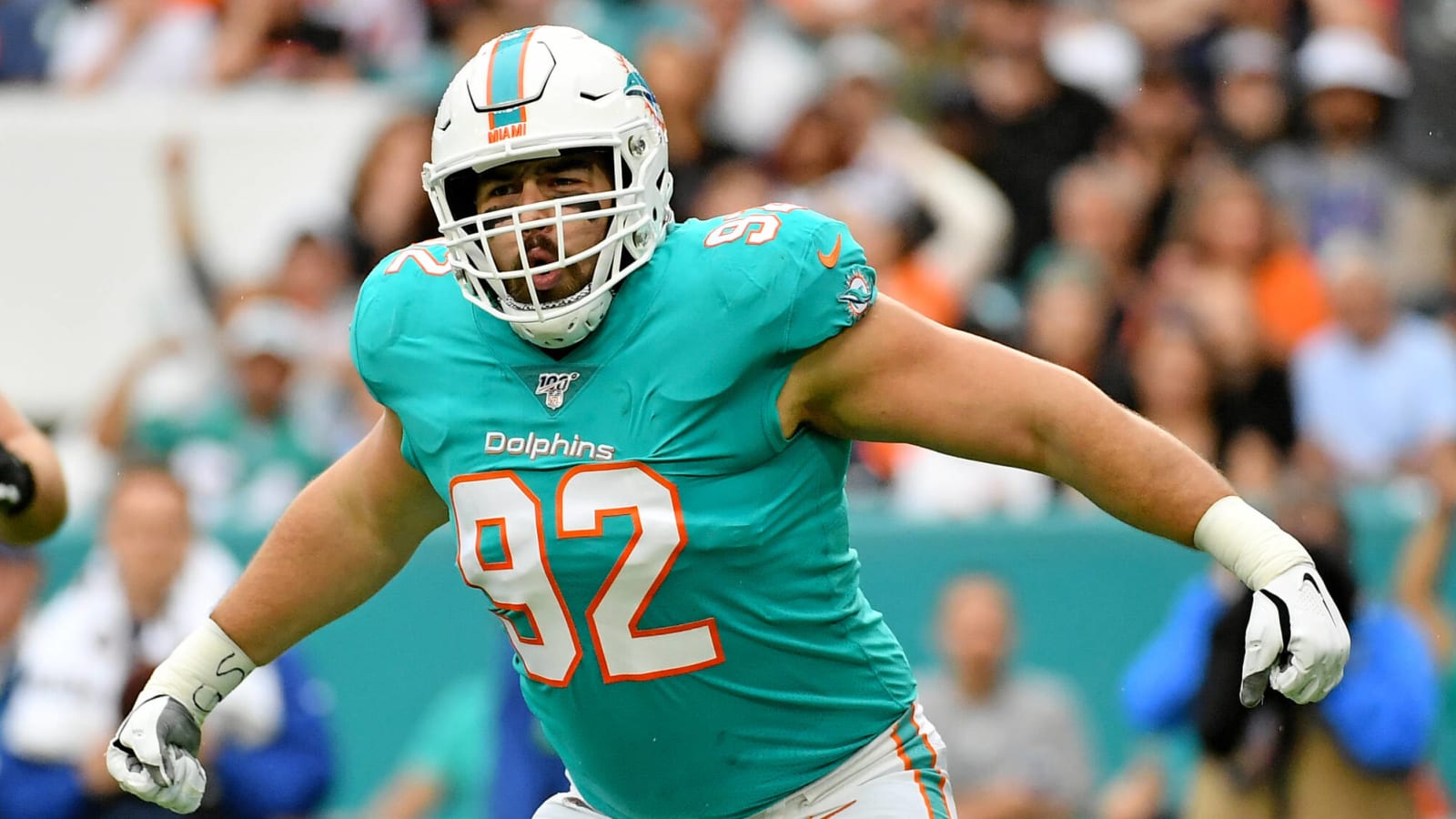 Dolphins ink defensive tackle while negotiating deal with another