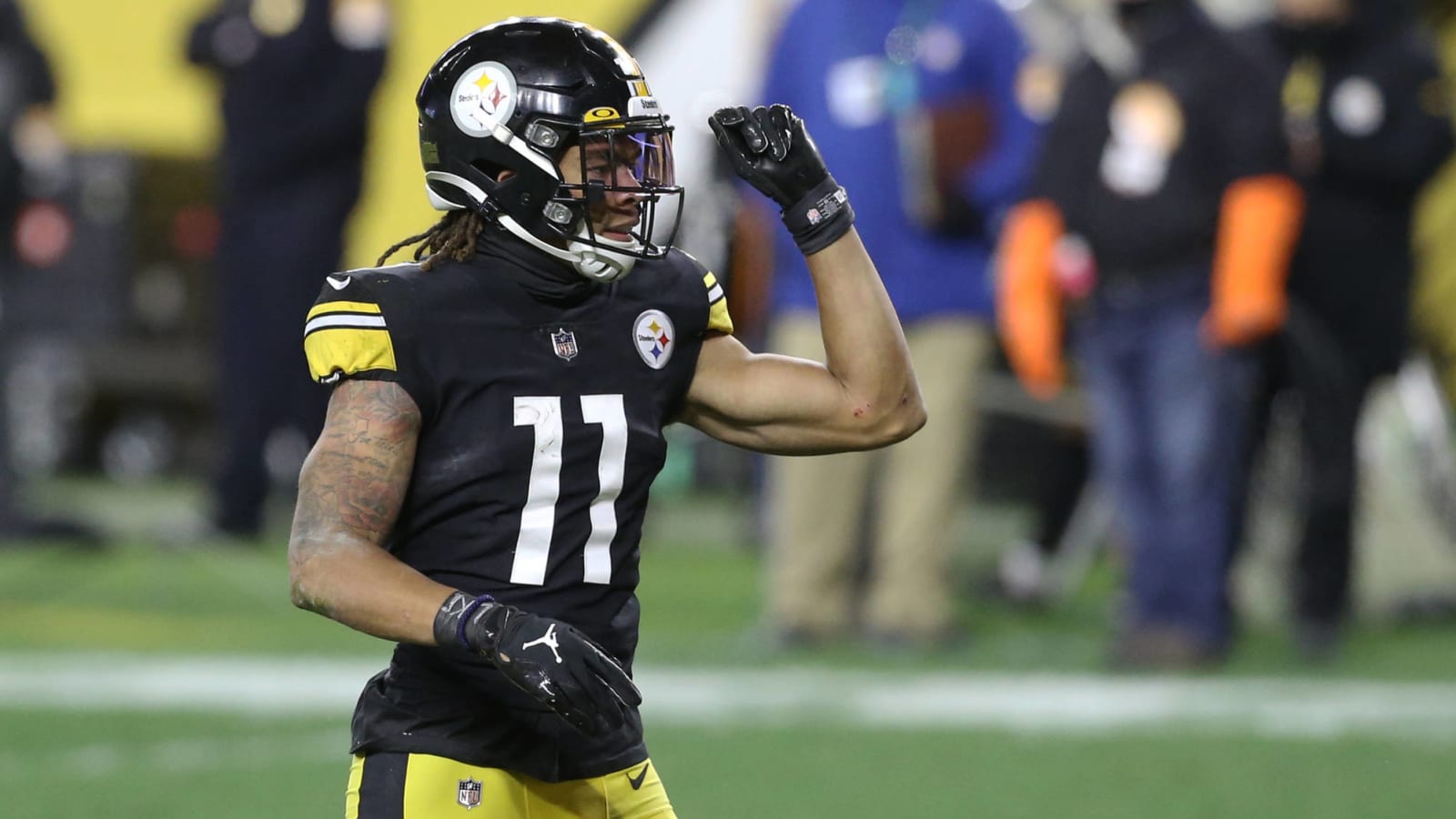 Steelers WR Chase Claypool caught on video in bar fight