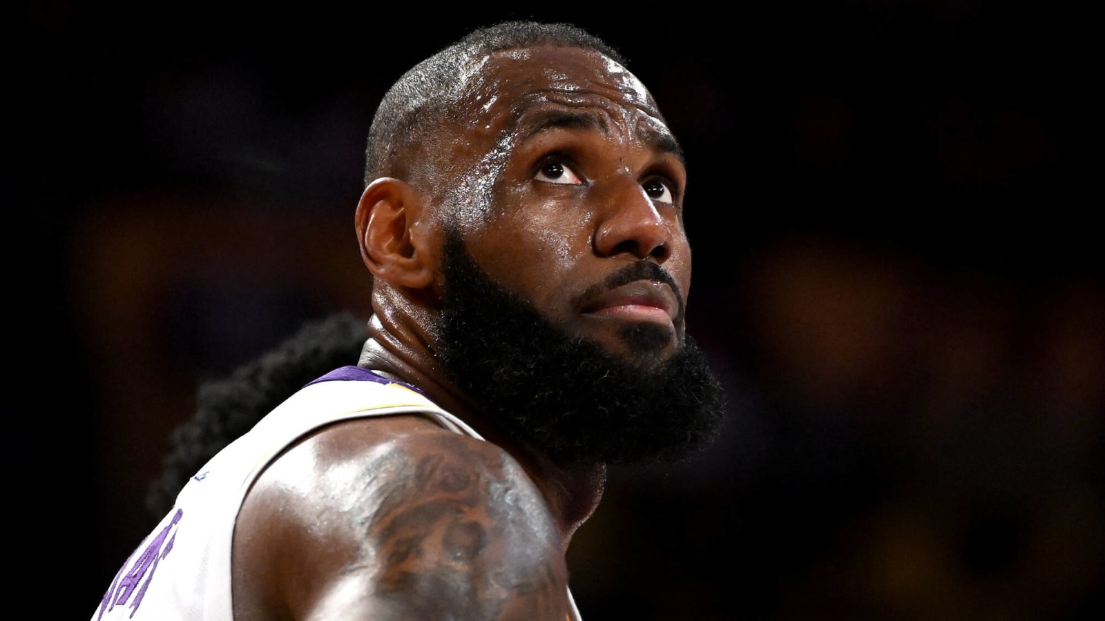 LeBron James leaves floor early during Lakers’ blowout loss