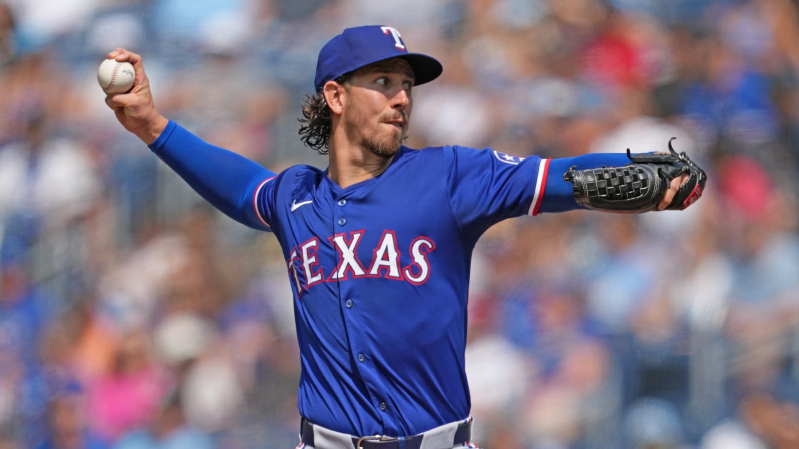 Rangers trade right-hander to Royals