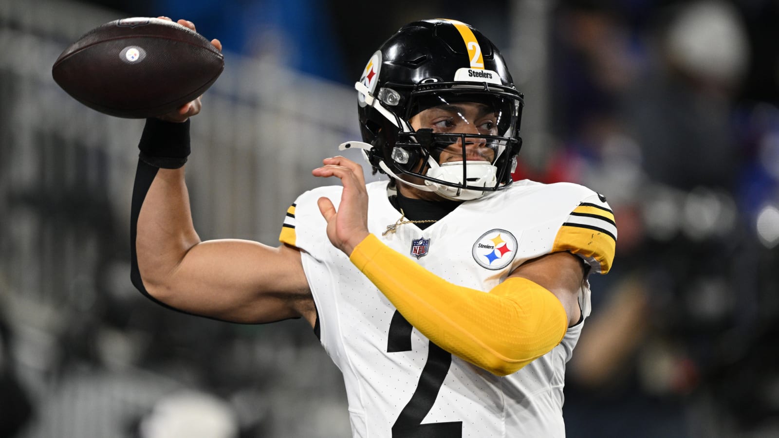 Could Steelers pick Justin Fields over Russell Wilson this offseason?