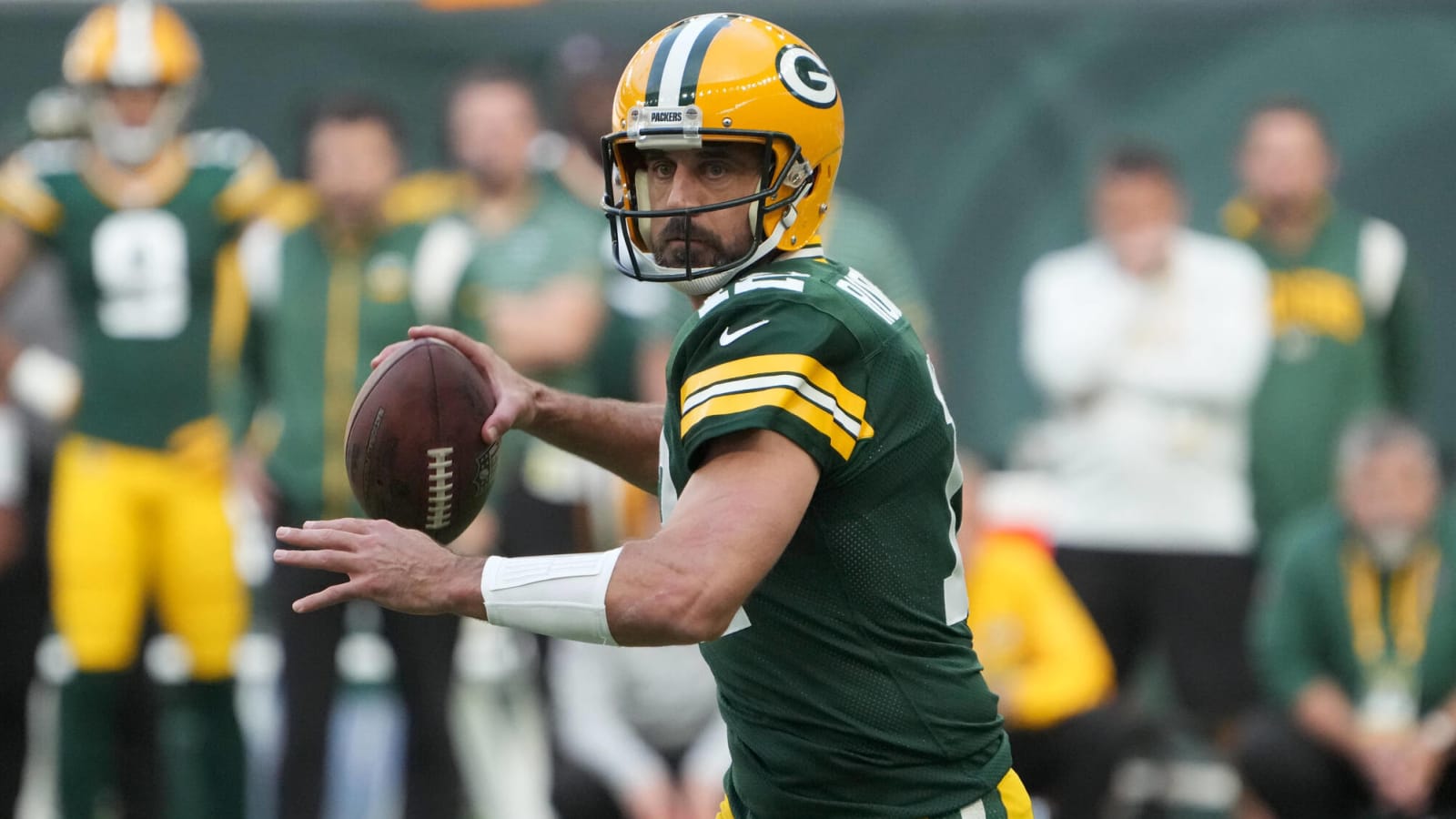 Aaron Rodgers practices Thursday with taped thumb