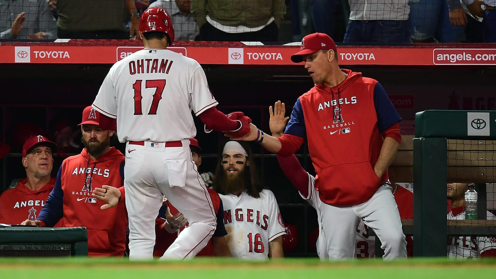 Angels to retain bench coach