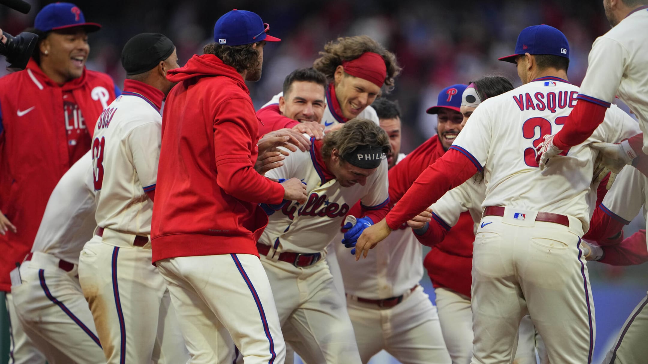 Stott caps 3-run 9th with RBI single, Phillies top Reds 3-2