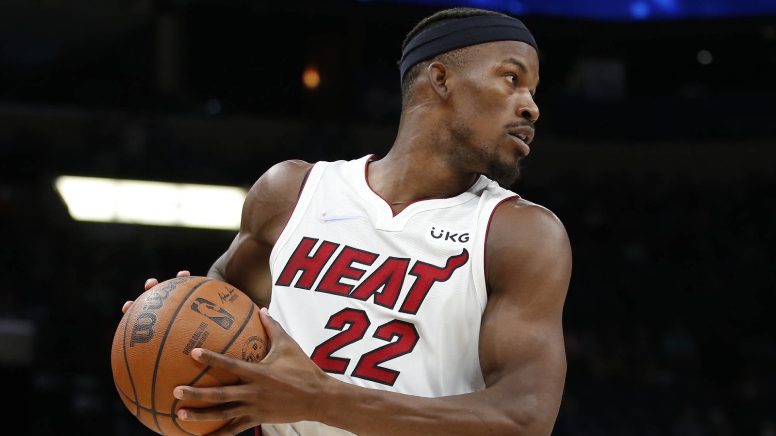 Heat's Jimmy Butler sprains right ankle in loss vs. Lakers