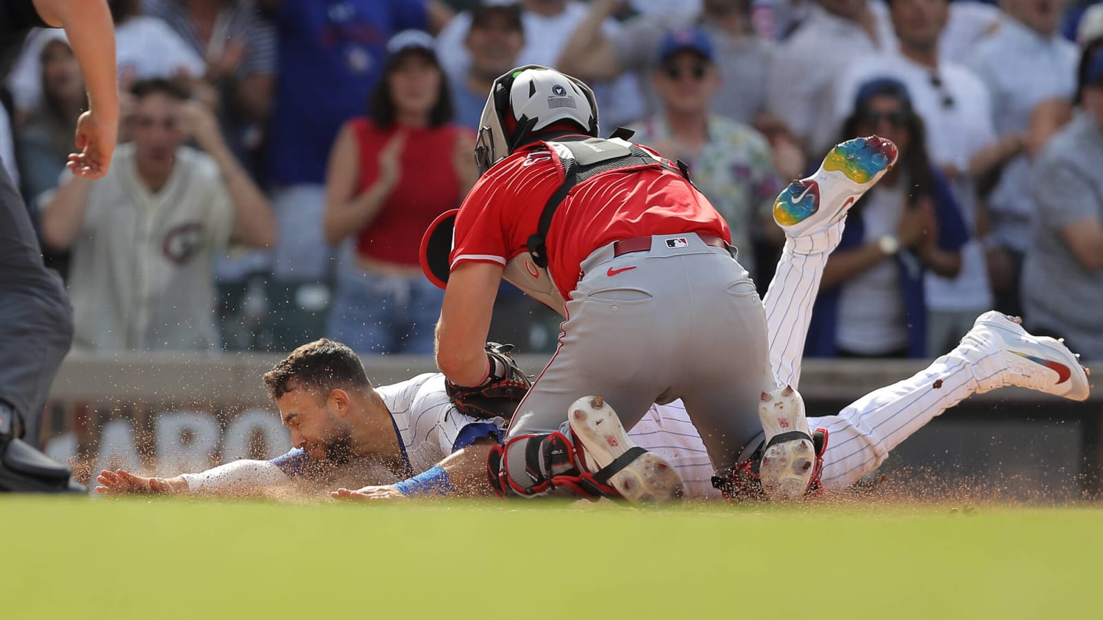 Watch: Cubs third base coach commits big blunder in loss to Reds