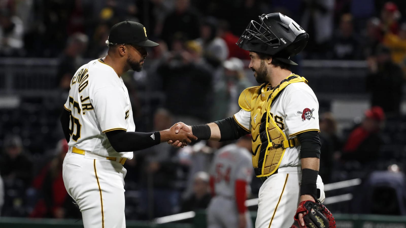 Velasquez helps Pirates beat Reds 2-0 for 7th straight win