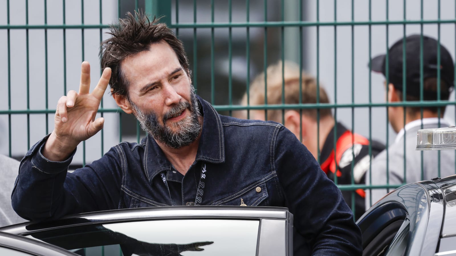 Keanu Reeves signs one-day contract with Windsor Spitfires