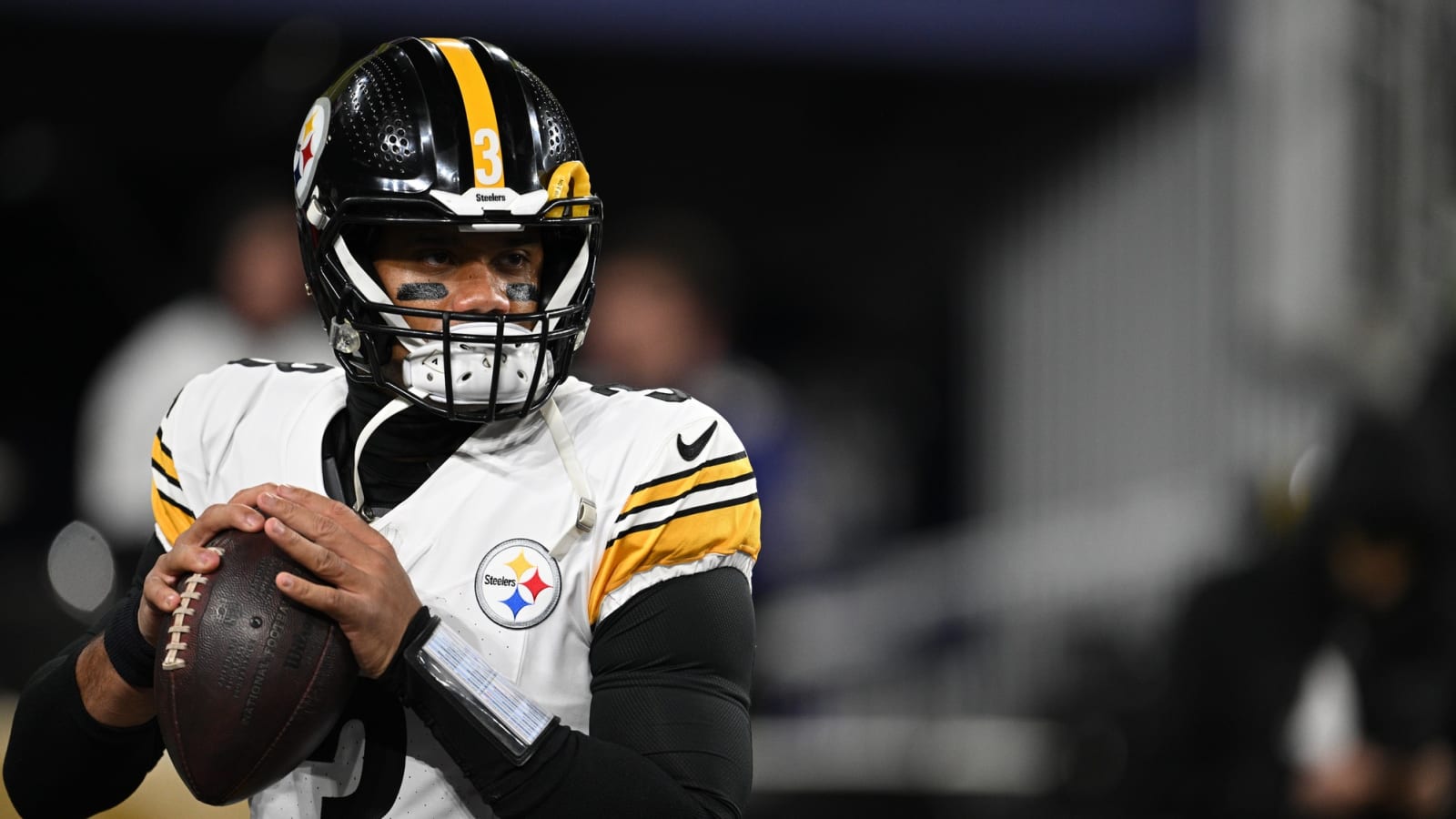 Insiders name two potential QB targets for Raiders