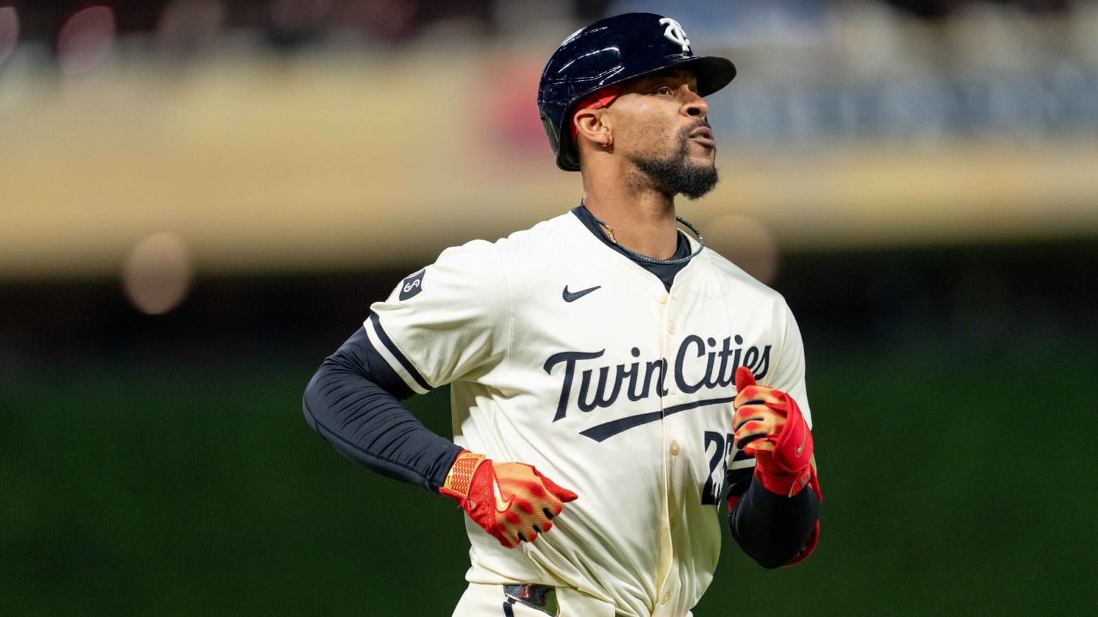 Umpire has bizarre reaction to apparent Byron Buxton injury