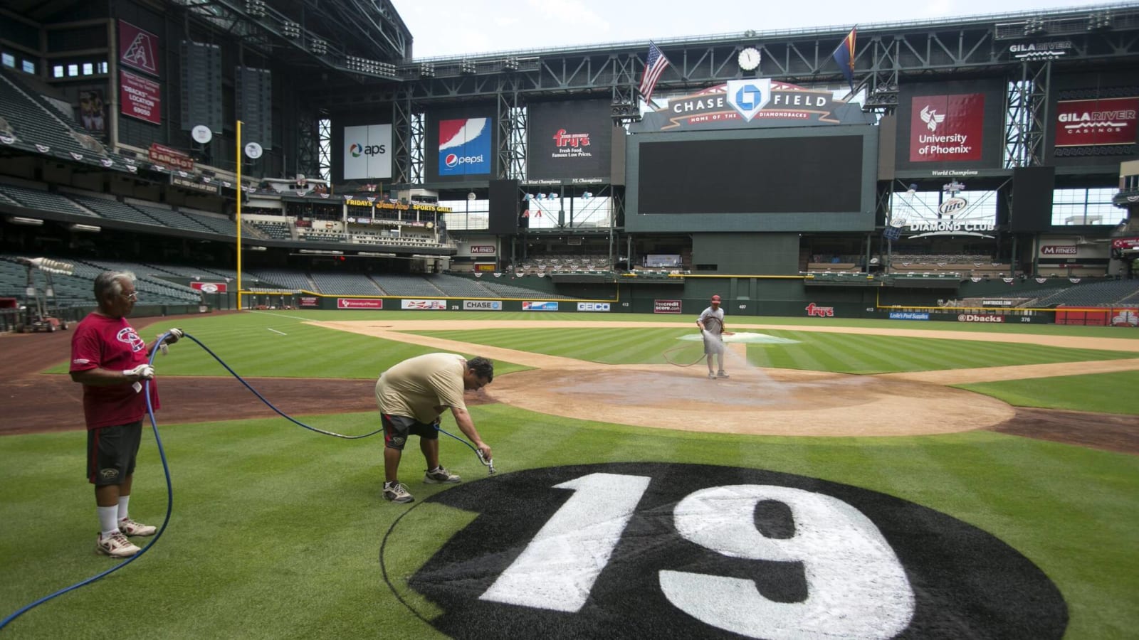 Diamondbacks considering selling minority share of franchise