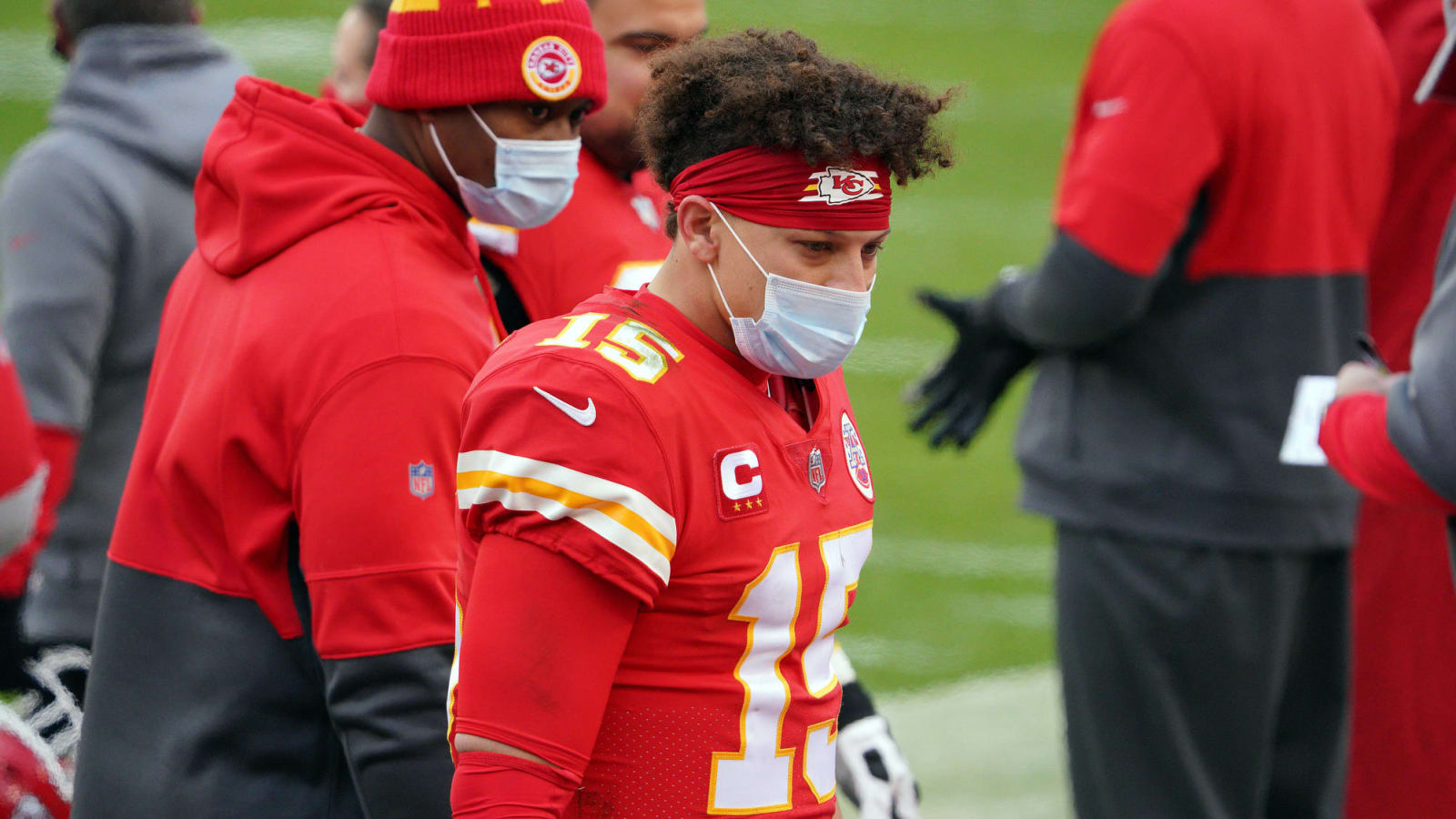 Favre urges Mahomes not to rush back following concussion