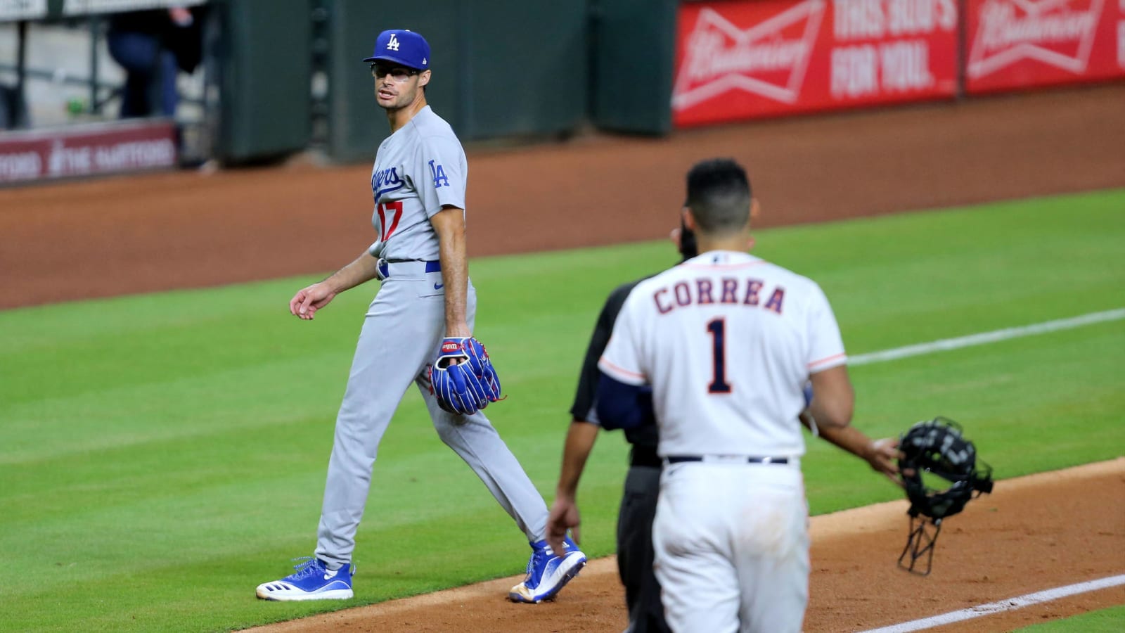 Joe Kelly visits new mural of himself near Dodger Stadium