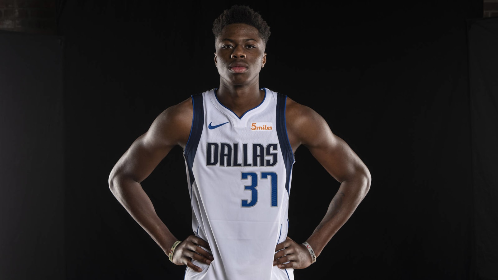 Lakers claim Kostas Antetokounmpo off waivers from Dallas