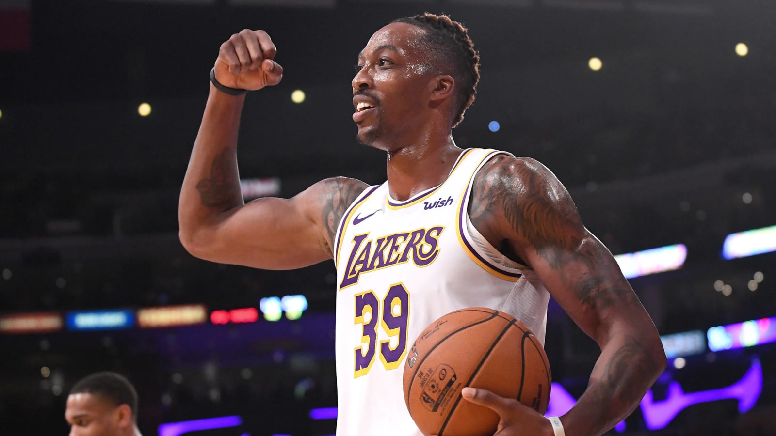 Lakers big man Dwight Howard gets surprising support from Kobe Bryant