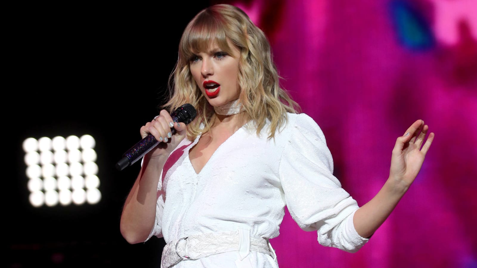 Taylor Swift strikes yet again with 'All Too Well (Sad Girl Autumn Version)'