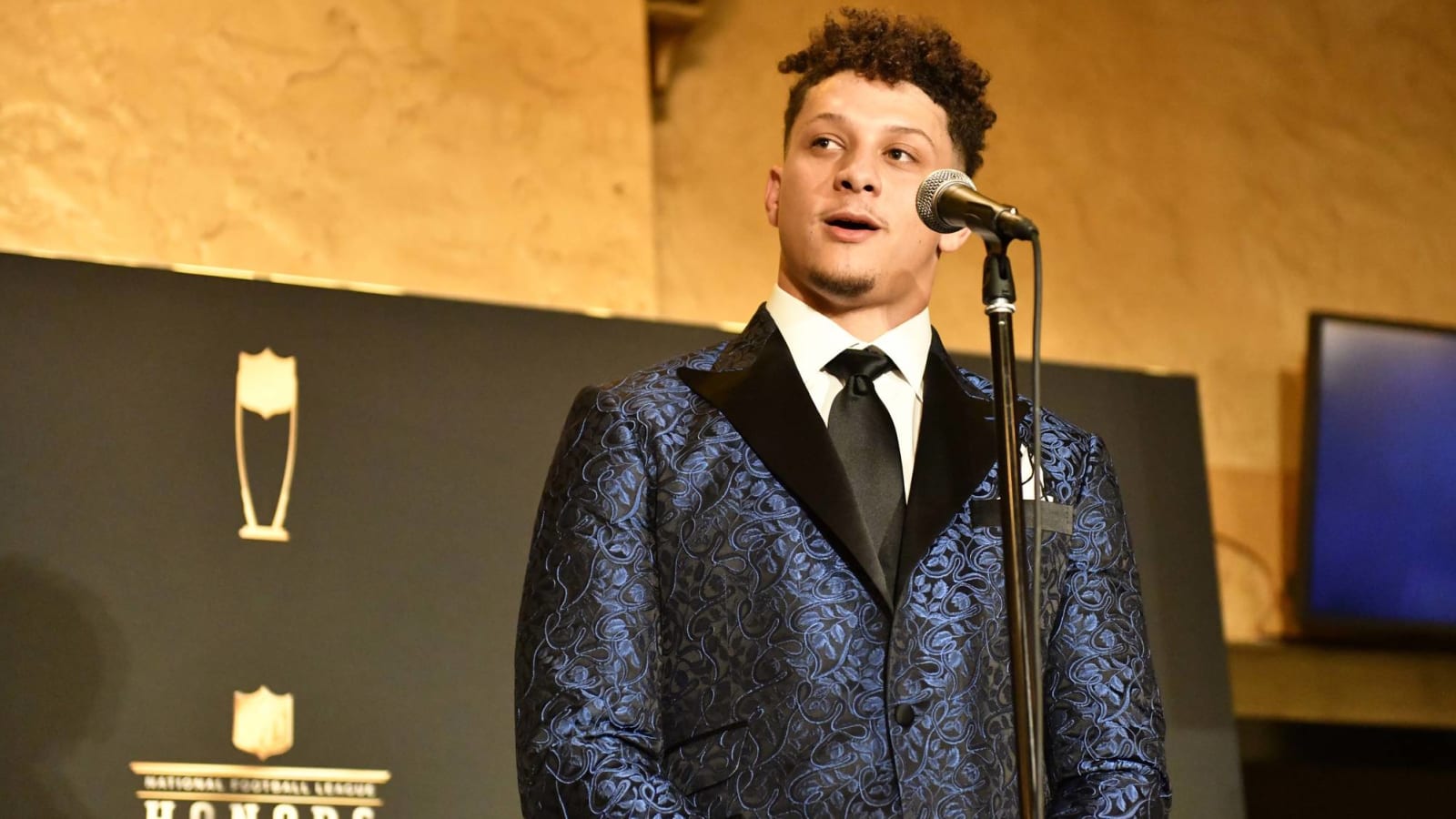 Patrick Mahomes puts kibosh on half-eaten pizza slice auction