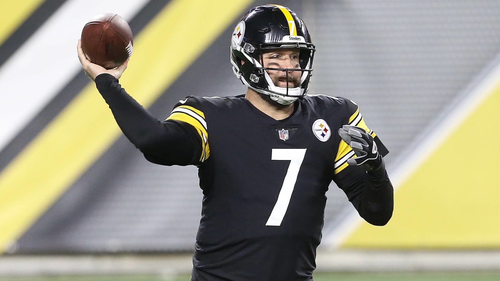Roethlisberger hopes to be 'last old man standing' in playoffs