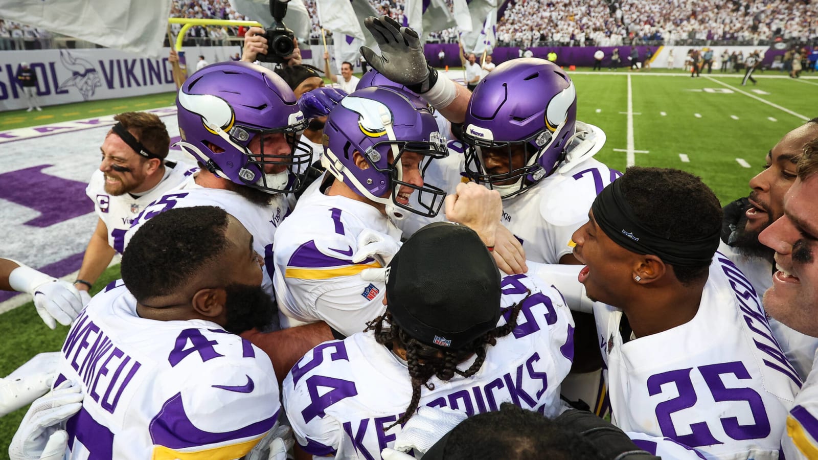 Vikings pull off another crazy win with 61-yard field goal