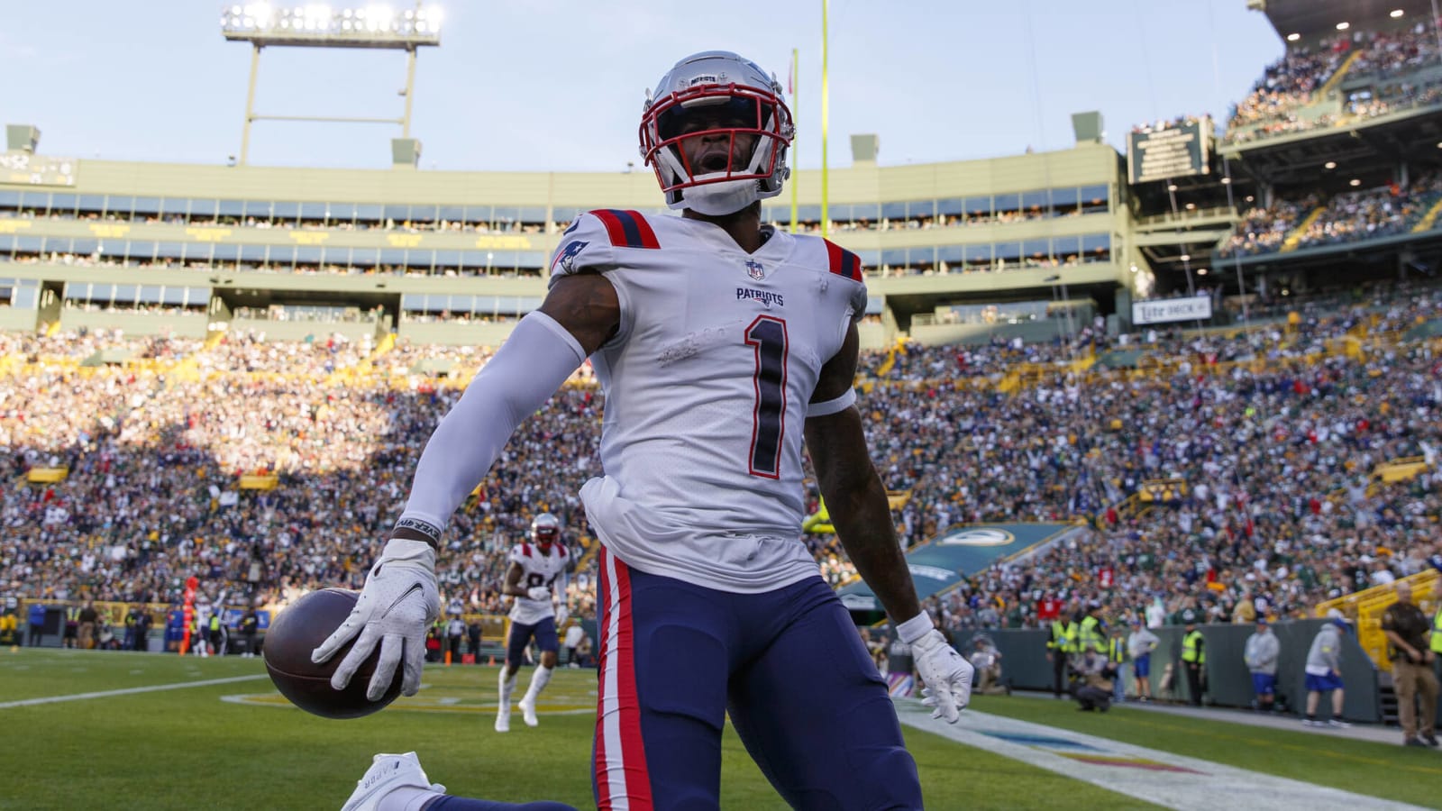 Report: Patriots sign big-bodied receiver to new deal