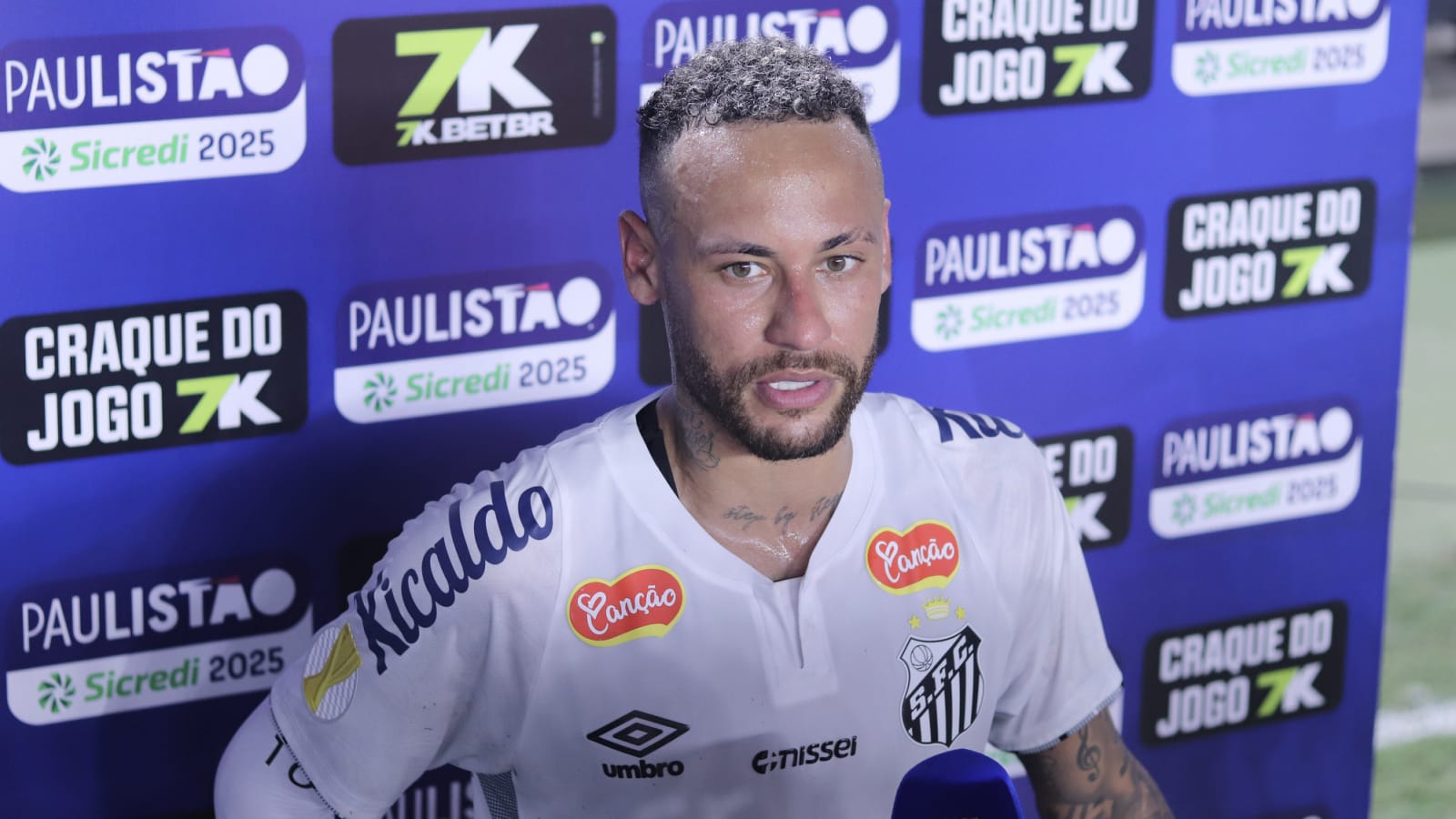 Neymar Jr. scores for Santos directly from a corner kick while rival fans boo Brazilian