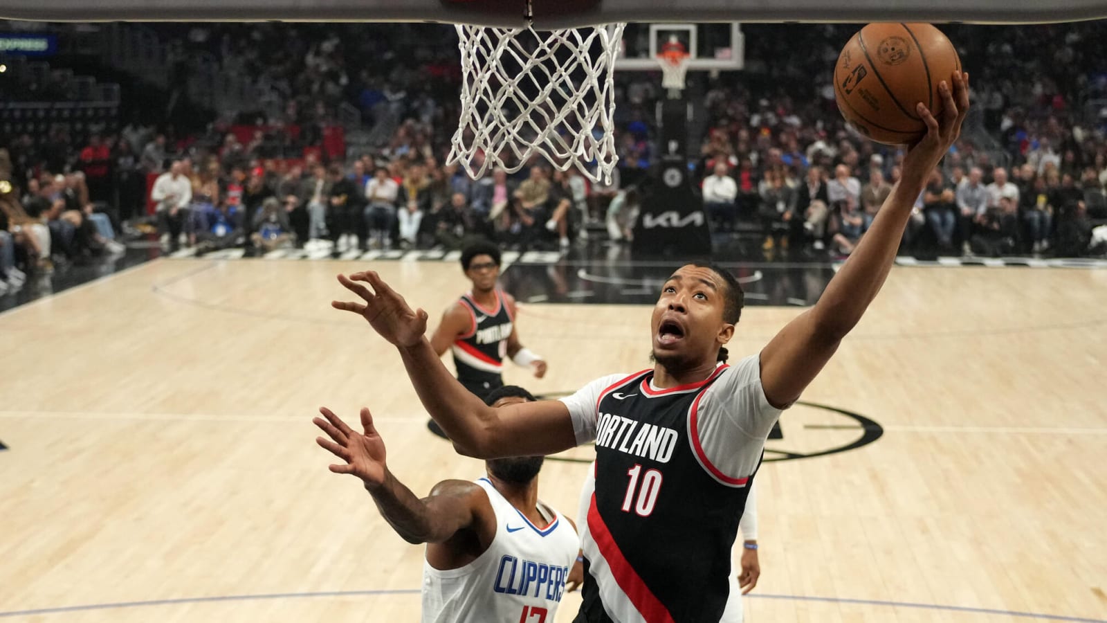 Blazers’ Brown To Undergo Surgery For Fractured Wrist