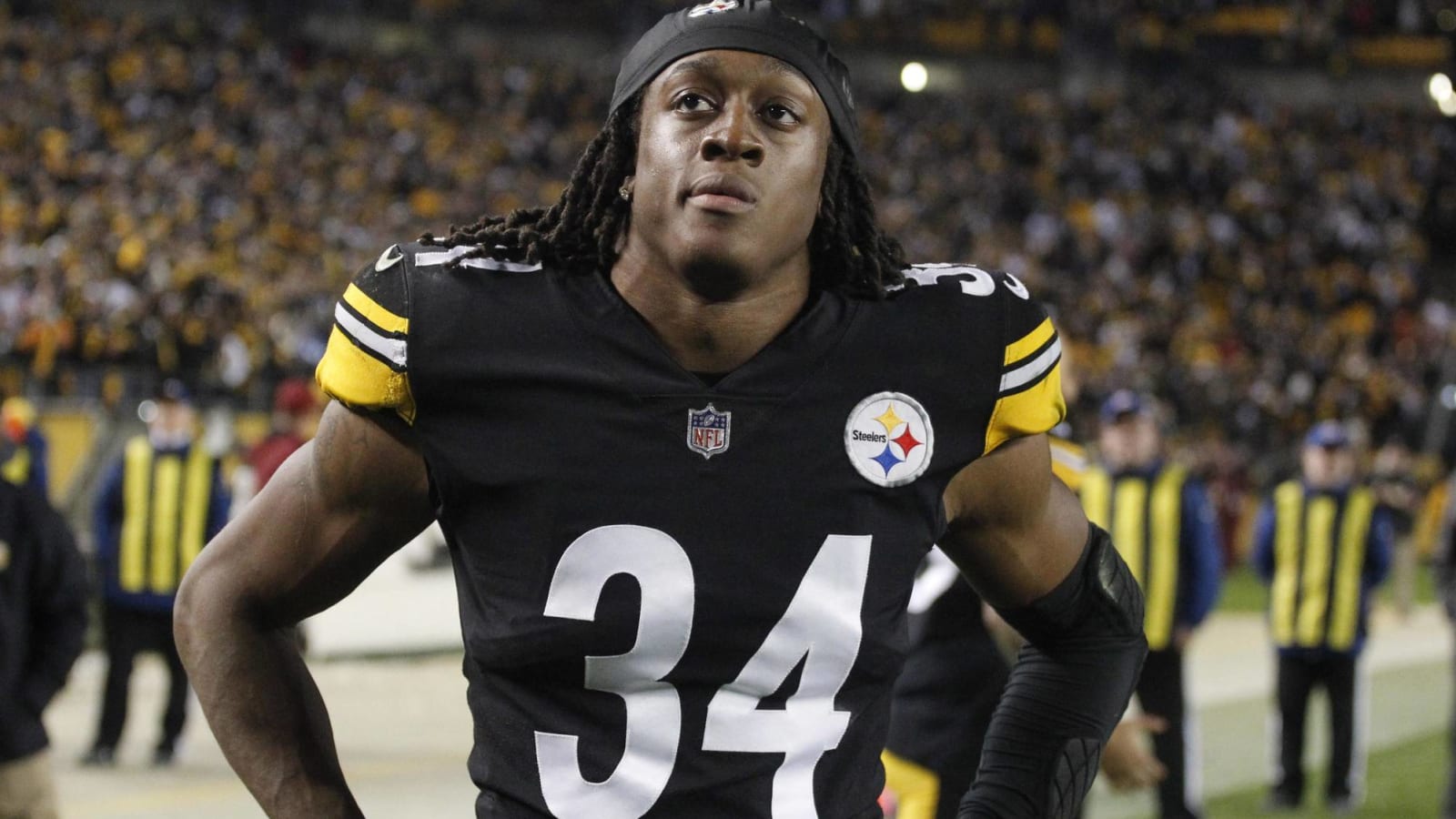 Steelers players watch end of Ravens game on Heinz Field big screen