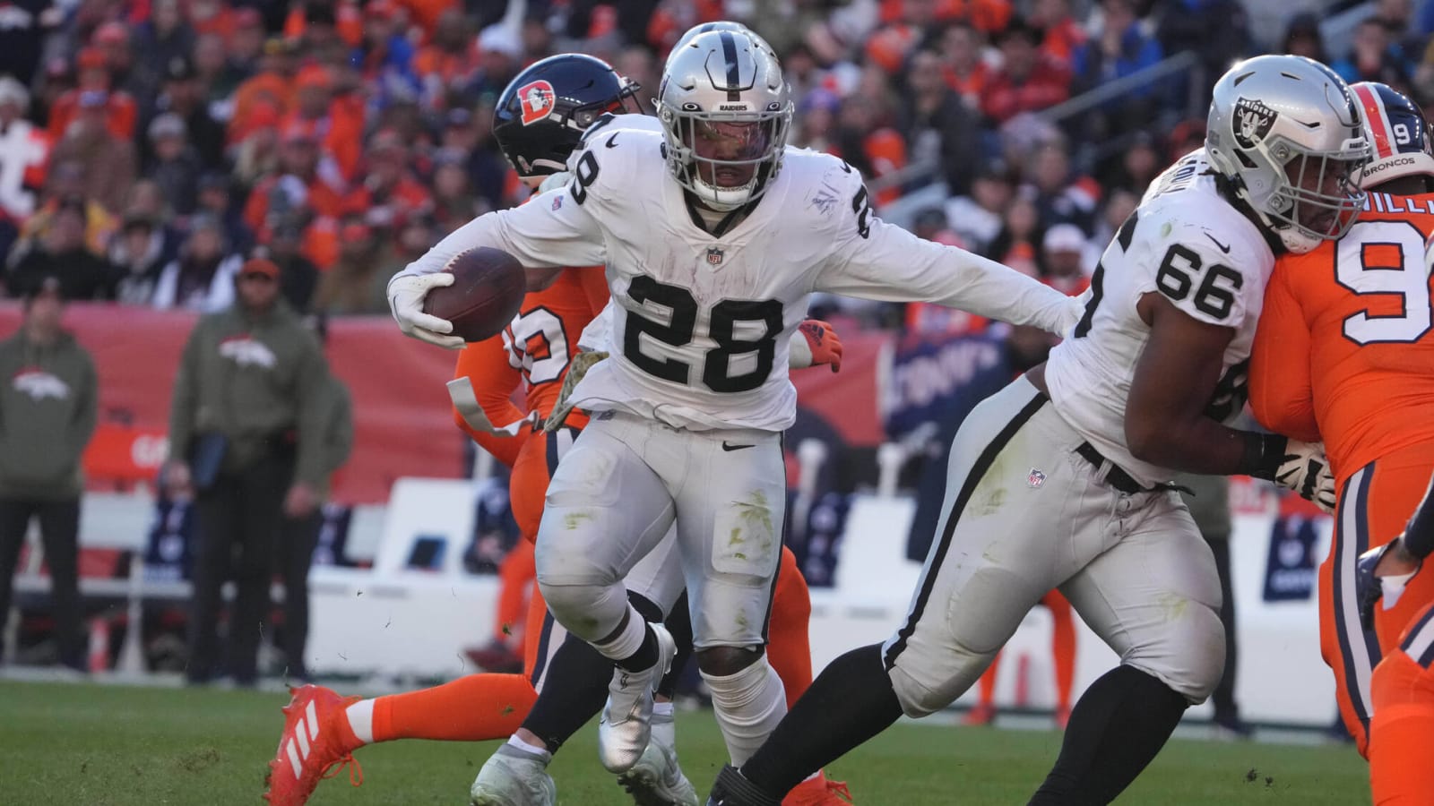 Josh Jacobs going in reverse in the Las Vegas Raiders' 38-10 loss to the  Buffalo Bills - The San Diego Union-Tribune