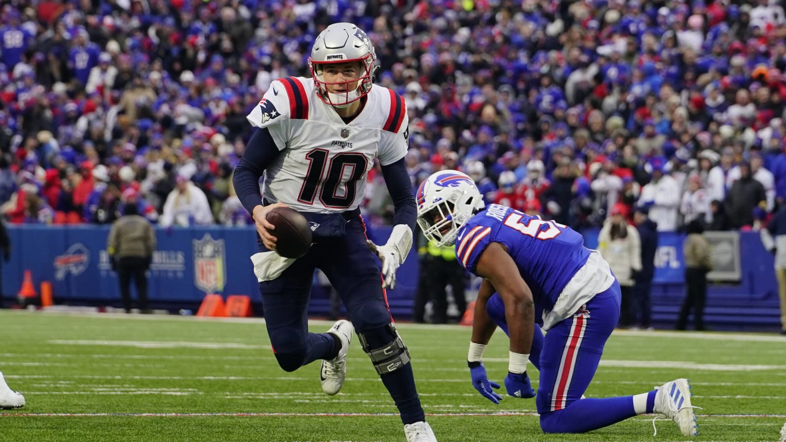 Video: Bedard&#39;s Patriots practice observations - Mac, offense and Mapu standout