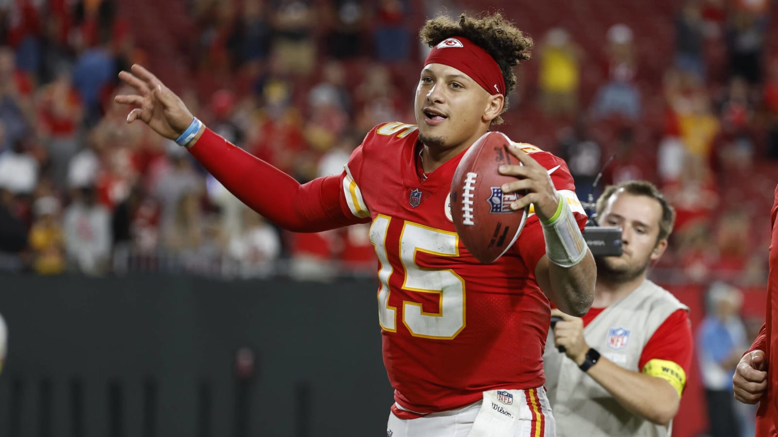 Patrick Mahomes leads Chiefs past Tom Brady and the Bucs, 41-31