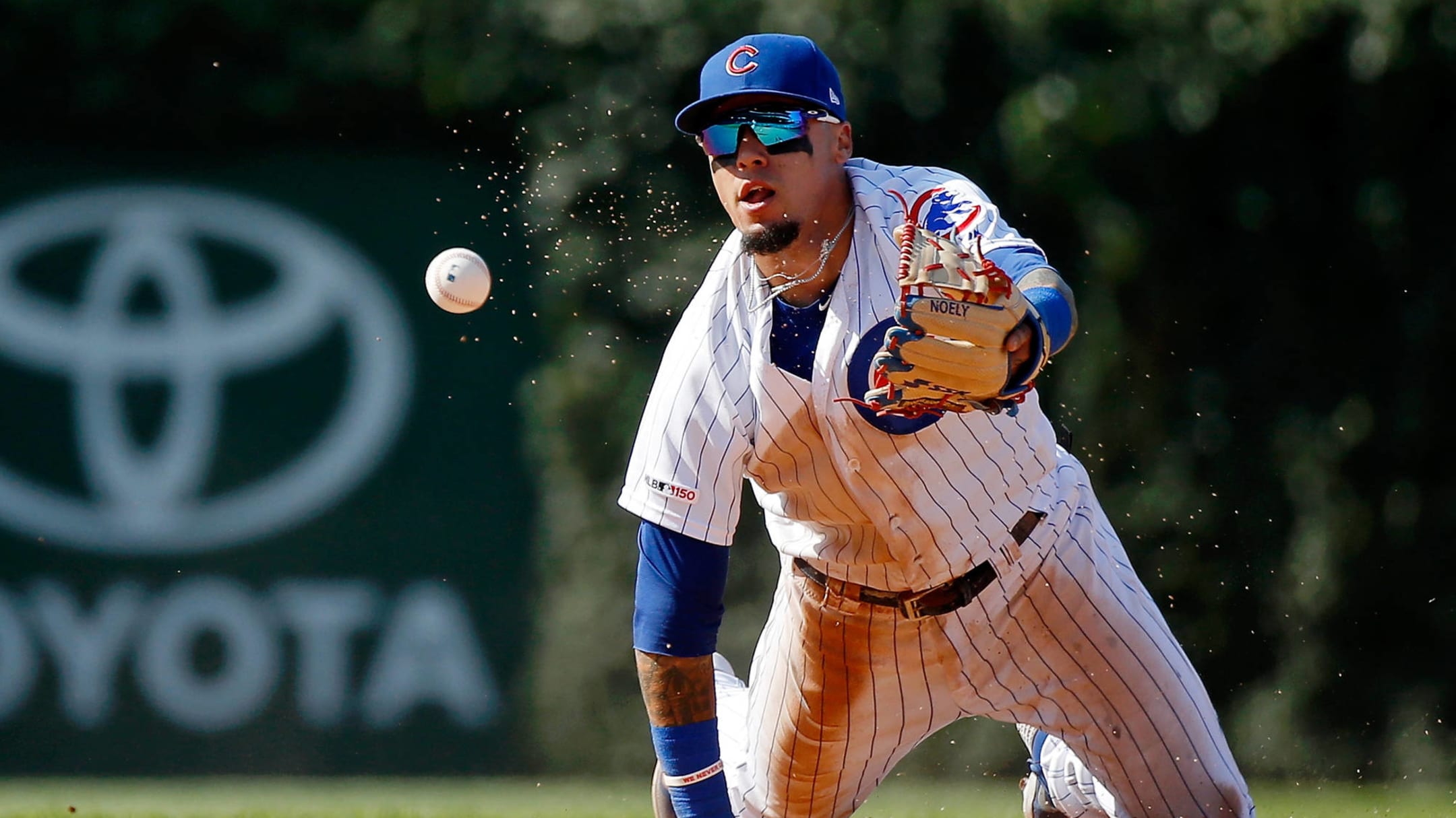 Watch: Cubs' Javier Baez makes insane dive for game-ending double