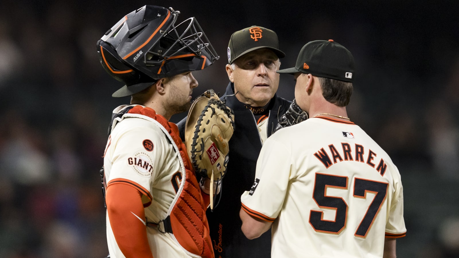 Giants' veteran pitching coach steps down