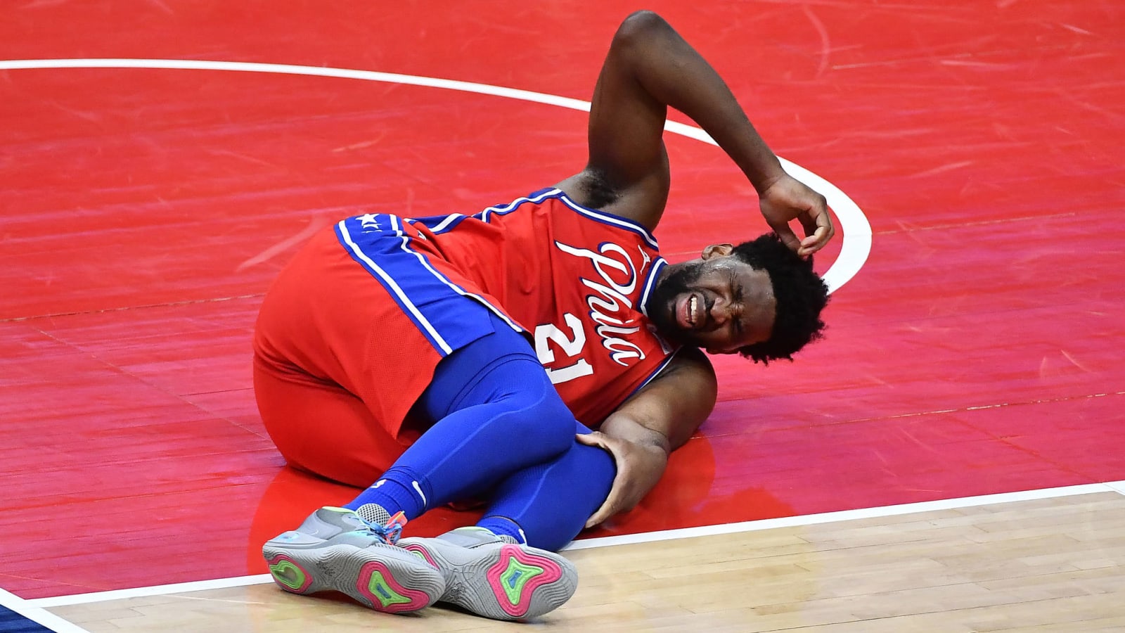 Joel Embiid suffers hyperextended knee injury